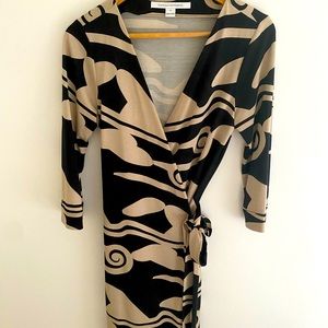 Classic silk DVF dress. Size 10 but I think it runs small. I’m usually an 8